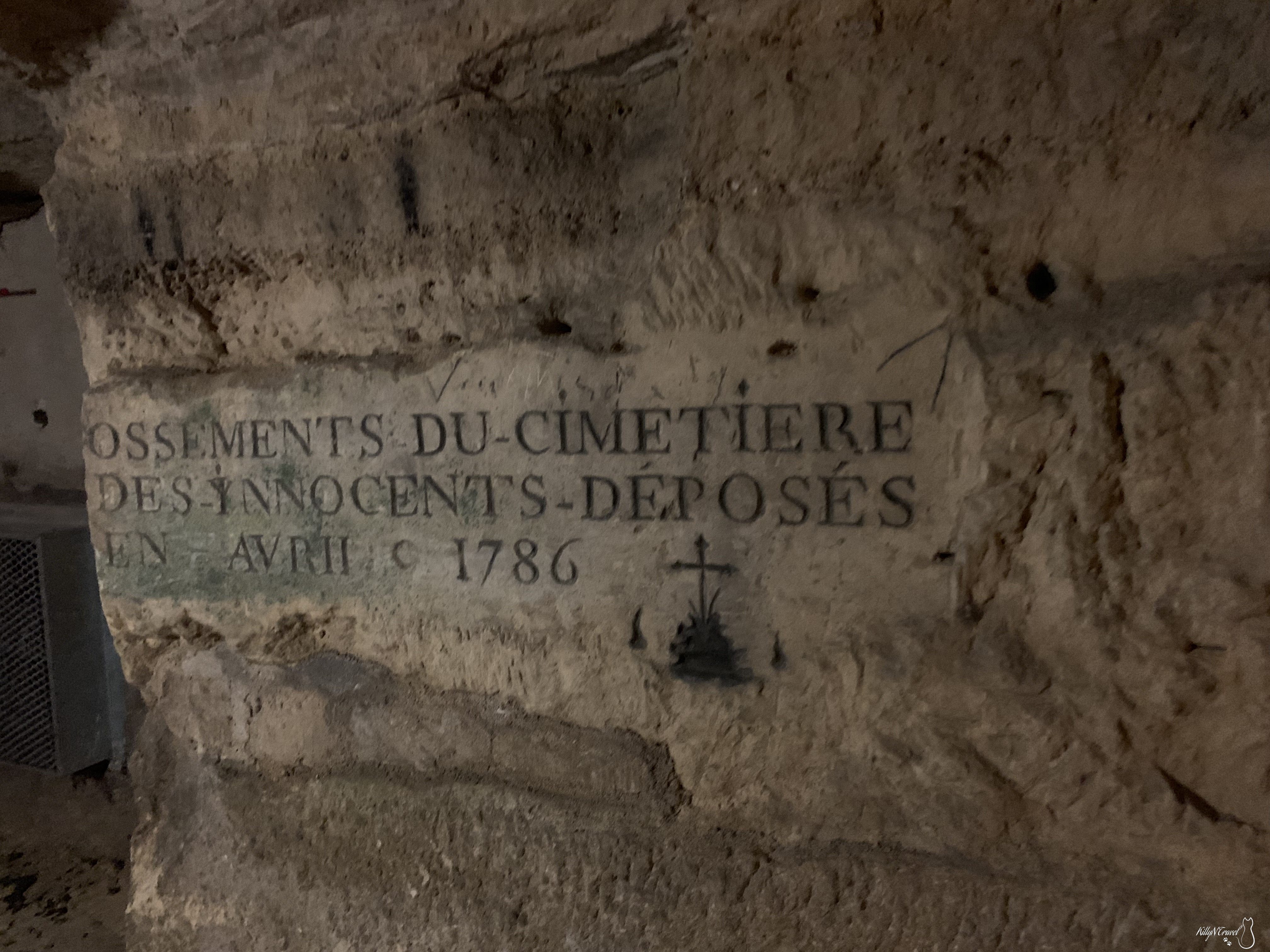1786年，巴黎爆發瘟疫，為了解決墓地不足和公眾衛生危機的問題，人們將埋在市區所有公墓中的屍骨轉移至此。