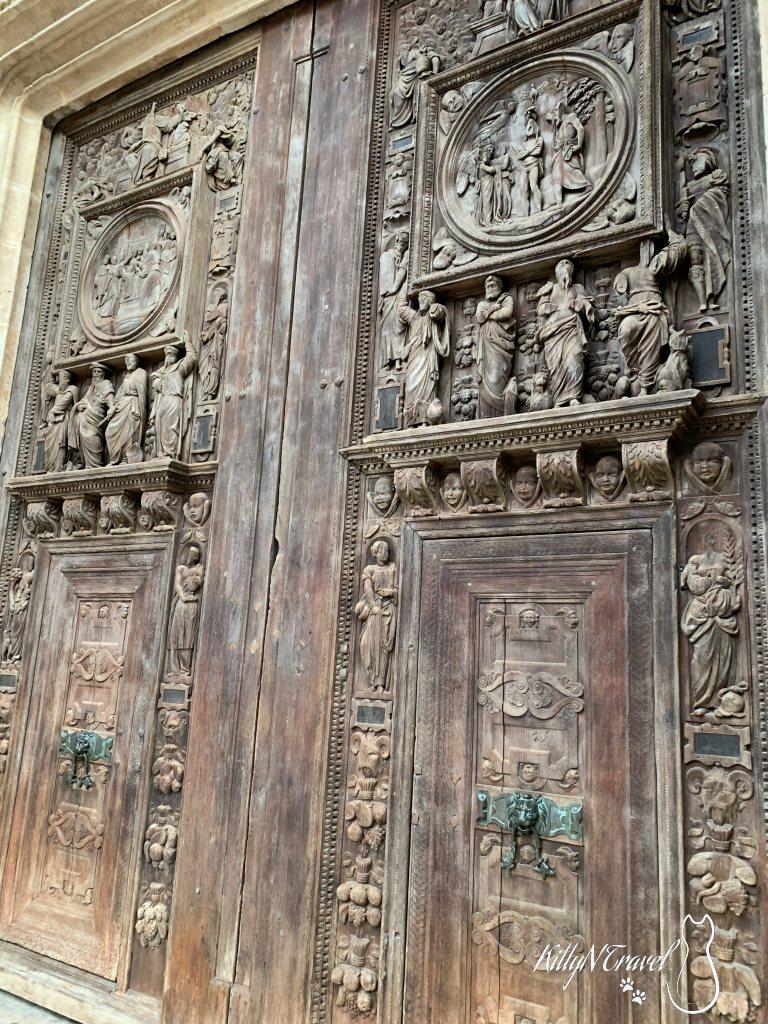 木門上文藝復興式的雕刻